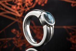 Ring mit blauem Zirkon facettiert in massiver 950er Platin Ringschiene