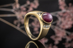 Elegant zulaufender Sternrubin Ring mit Brillanten matt in Gelbgold 750