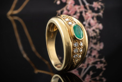 Anschmiegsamer Smaragd Ring mit klassischer Farbe und Brillanten in Gold