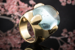 Pomellato Ring Griffe mit imposantem Aquamarin Blau in 750er Gelbgold