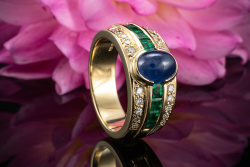 Saphir Cabochon Ring mit Smaragd und Brillanten Handarbeit in 750er Gold