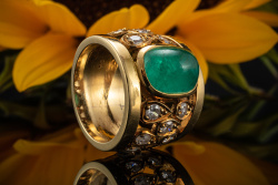 Extravaganter Smaragd Cabochon Ring mit Diamanten in 750er Gelbgold