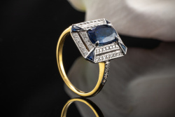 Eleganter Saphir Ring gestaltet mit Diamanten in 750er Gelbgold Weißgold