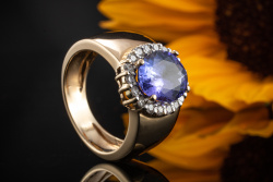 Ring mit farbintensivem Tansanit und feurigen Brillanten 585er Gelbgold 