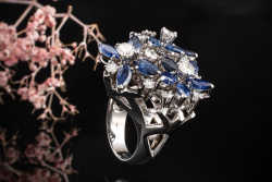 Victoria Casal Ring Meisterarbeit Blumen Saphir Diamanten 750er Weißgold