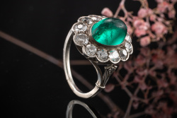 Antiker Ring Vintage Smaragd Cabochon und Altschliff Diamanten Weißgold