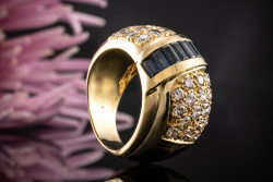 Breiter Gelbgold Ring mit Brillanten und Baguette Saphir in 750er Gold