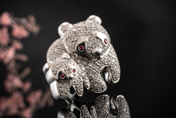 Pandabären Brosche Pandas mit Diamanten und Rubin in Weißgold 750 Arbeit