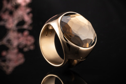 Pomellato Ring mit Rauchquarz Oval auf spiegelnder Fläche in Rotgold 750