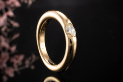 Cartier Ellipse Solitär Ring mit 1 Diamant Ovalschliff in 750er Gelbgold