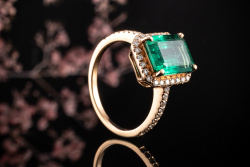 Ring sagenhafter Smaragd Emerald mit Diamanten Brillanten 750er Rotgold