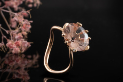 Dior Ring mit facettiertem Rosenquarz und 2 Diamanten in 750er Rosegold