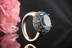 Pomellato Ring Tabou mit blauem Topas 750er Rosegold Rotgold mit Silber