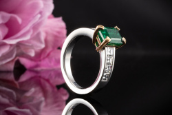 Wempe Smaragd Ring mit Princess Cut Diamanten in Weißgold mit Roségold