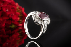 Klassischer Rubin Ring Oval mit Brillanten und Baguette Diamanten Platin