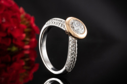 Buchwald Solitär Ring mit seitlichem Besatz Diamanten Rosegold Weißgold