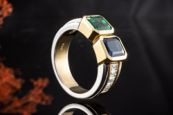 Goldschmiedearbeit Ring Saphir und Smaragd in Gelbgold Weißgold Bicolor