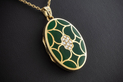 Victor Mayer Medaillon Anhänger Emaille Tannengrün und Diamanten in Gold