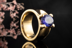 Breiter Tansanit Ring Oval Massive Goldschmiedearbeit in 750er Gelbgold