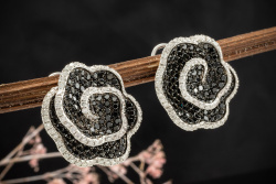 Ohrringe Ohrclips Blume mit Diamanten Schwarz und Weiß in 750er Weißgold