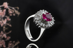 Ring mit Rubin Synthese Traum Farbe und Trapez Diamanten 585er Weißgold