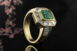 Smaragd Ring in 750er Gelbgold Erstklassige Arbeit mit Diamant Rahmen