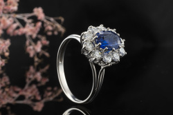 Saphir Ring in Weißgold 750 mit Diamanten Royales Blau Oval Brillanten