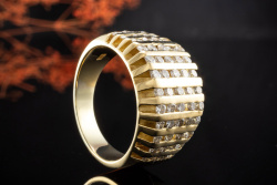 Gelbgold Ring Massive Goldschmiedearbeit mit Diamant Reihen in Gold 750