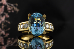 Ring mit Aquamarin Oval in Gelbgold 750 Goldschmiedearbeit mit Diamanten