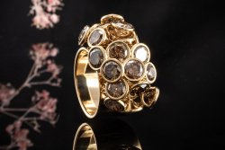 Verspielter Ring mit beweglichen braunen Diamanten in 750er Gold Arbeit