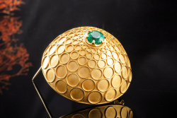 Elisabeth Trestow Brosche mit Smaragd Goldschmiedekunst in Gelbgold 750