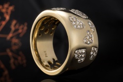 Herz Ring mit Diamanten rundum Massiver breiter Bandring in Gelbgold 750