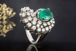 Smaragd Ring mit Diamanten insg. 7,60 Ct. in Weißgold Goldschmiedearbeit