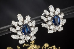 Ohrringe Ohrclips mit Oval Saphir und Diamanten in Platin und Weißgold