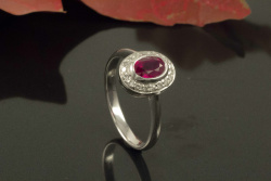 Rubin Ring mit Diamanten Klassiker im Ovalschliff in 900er Platin Arbeit