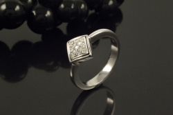Leo Wittwer Weißgold Ring Raute mit feurigen Diamanten Brillanten