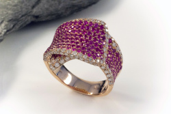 Verspielter Designer Ring mit pinken SAPHIREN & Brillanten 750 Rotgold