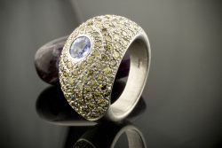 Hans Dieter Krieger Ring 950er Platin mattiert mit gelben Diamanten und Saphir