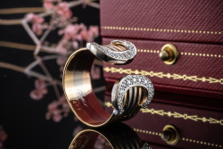 Cartier Ring C de Cartier Doppel C mit Diamanten in 750er Gold Tricolor