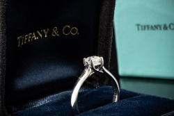 Tiffany & Co Solitär Ring mit Diamant Eckiger Schliff 0,42 Ct. in Platin