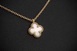 Van Cleef & Arpels Collier Sweet Alhambra mit Perlmutt in 750er Gelbgol