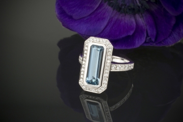 Moderner Aquamarin Ring mit klassischem Design & mit Brillanten in 750er Weißgold Gold