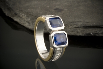 Designer Ring 2 eckige Saphire und Baguette Diamanten 750er Gold Bicolor
