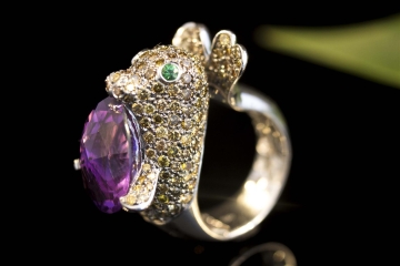Tier Motiv Ring Robbe mit Amethyst Brillanten und Tsavorit in Weißgold