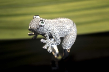 Frosch Ring mit 4,59 Carat weißen Diamanten und Tsavorit in Weißgold 750