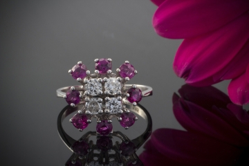 Wunderschöner Weißgold Ring mit Brillanten und Rubin in 585er Gold