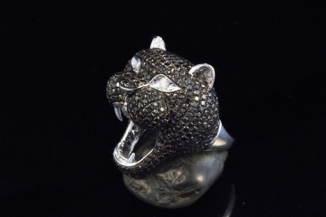 Ring Puma Tier Motiv mit Diamanten Schwarz und Weiß in 750er Weißgold