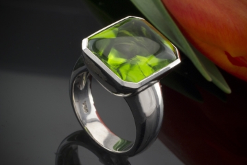 Stilvoller Peridot Ring Massiv in 750er Weißgold Goldschmiedearbeit