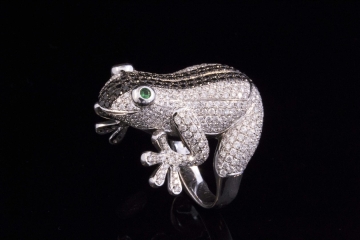Frosch Ring mit weißen und schwarzen Diamanten mit Tsavorit in Weißgold
