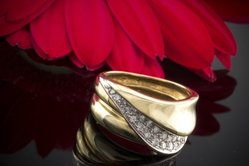 Schwungvoller 750er Gelbgold Ring mit feurigen Brillanten 0,30 Carat